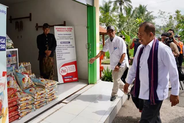 Kunjungan ke gerai sembako Koperasi Desa Merah Putih